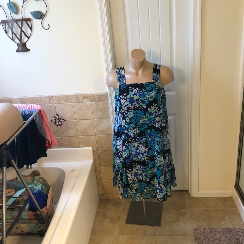 Dress - Picture 8 of 9